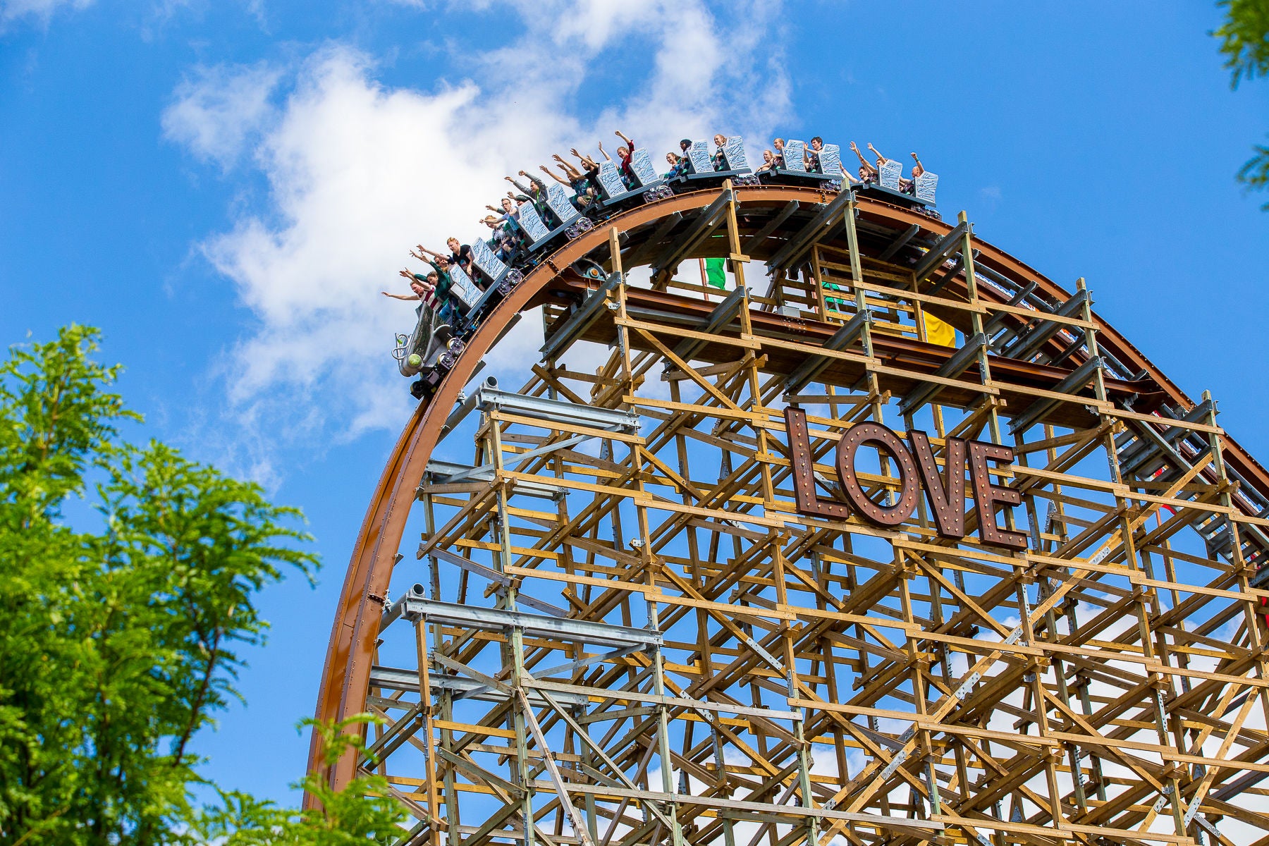 Samen met het hele gezin een ritje in de achtbaan UNTAMED in Walibi Holland.