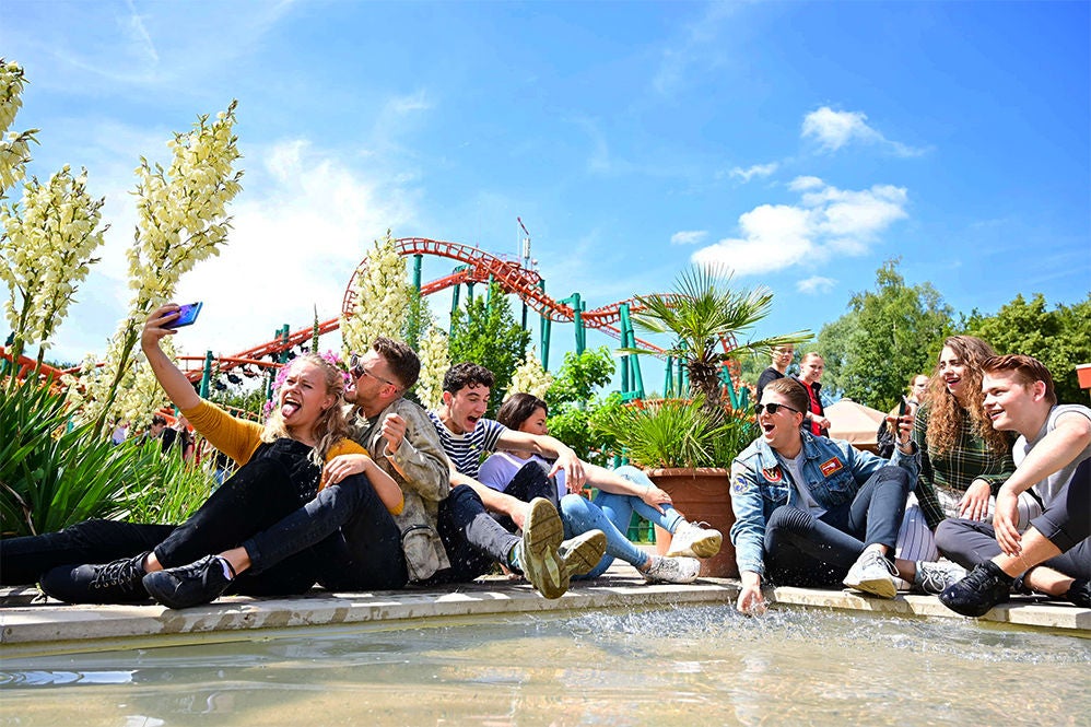 Some friends chilling next to the hanging rollercoaster Condor.