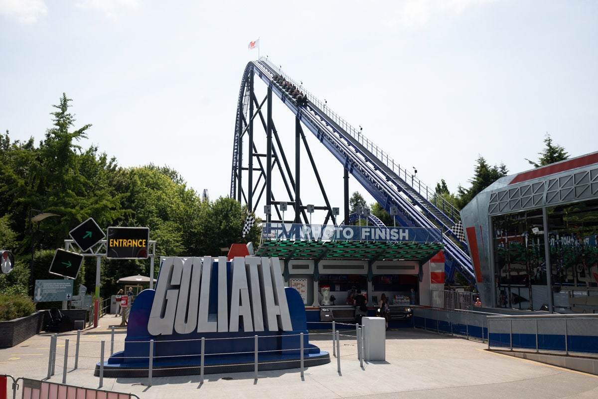 De ingang van megacoaster Goliath in Walibi Holland.