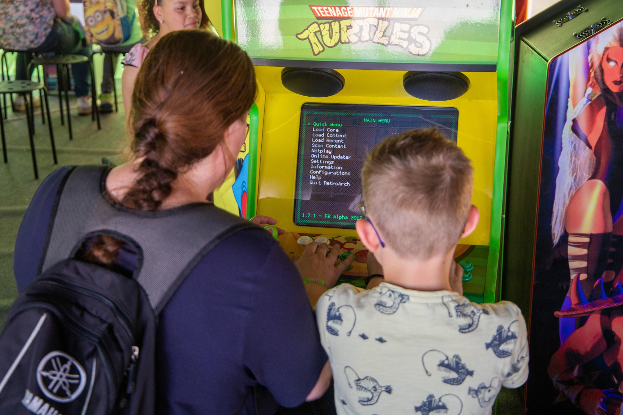 Samen Retro Games spelen tijdens Walibi Play.