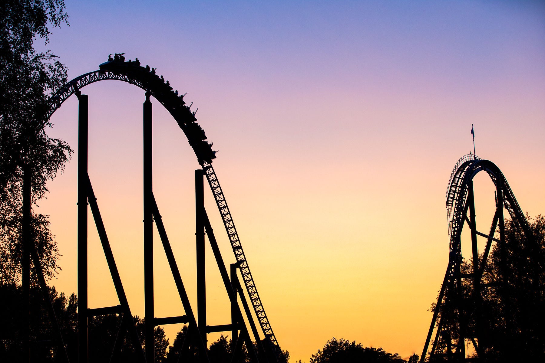 een attractie bij Walibi Holland tijdens lekkergaan bij zonsondergang 