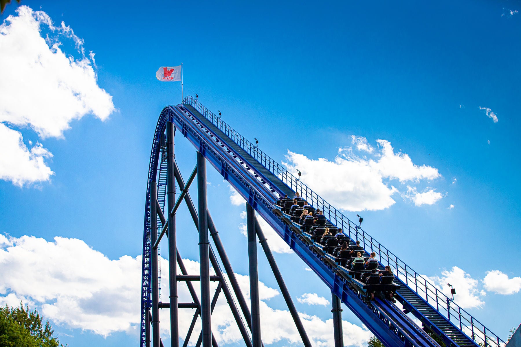 De lift hill van Goliath in Walibi Holland.