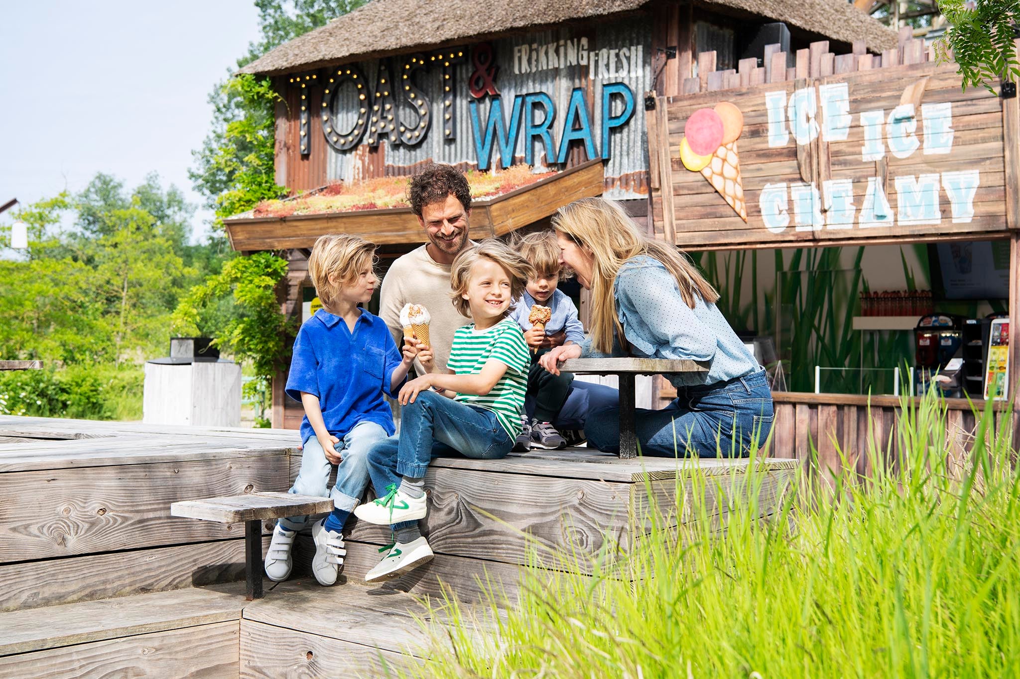 the terrace of toast 'n wrap in walibi holland