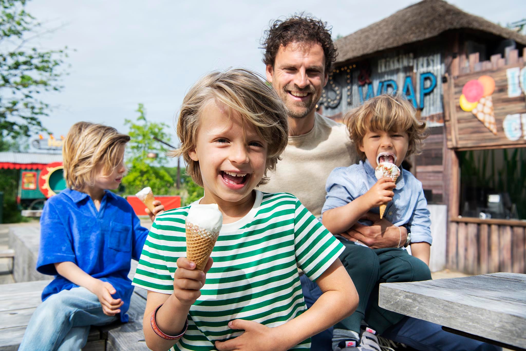 A little boy eating an ice cream at the rstaurant Toast'n Wrap of walibi 