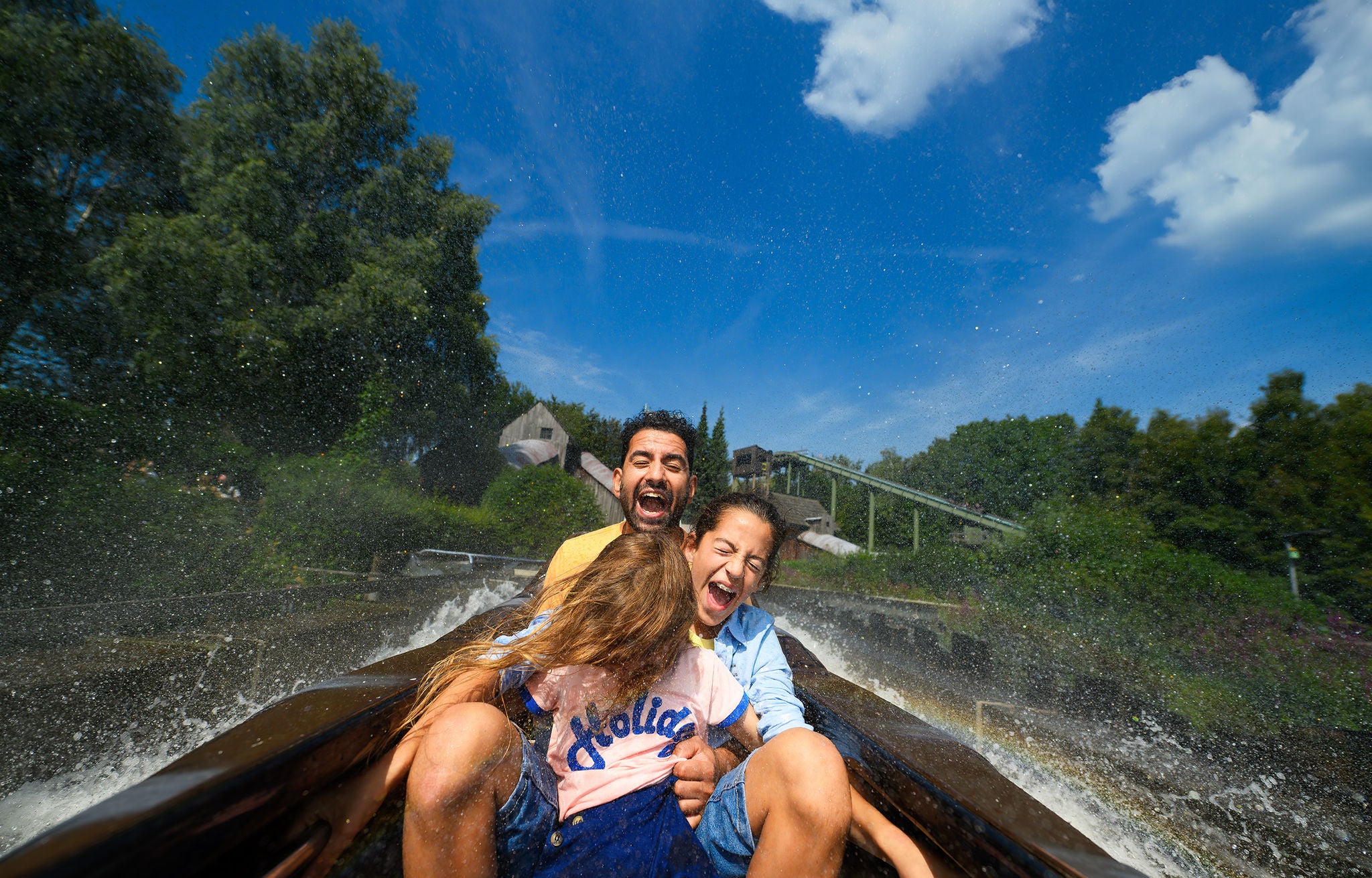 A family in a wood effect wagon  of Crazy River from Walibi Holland