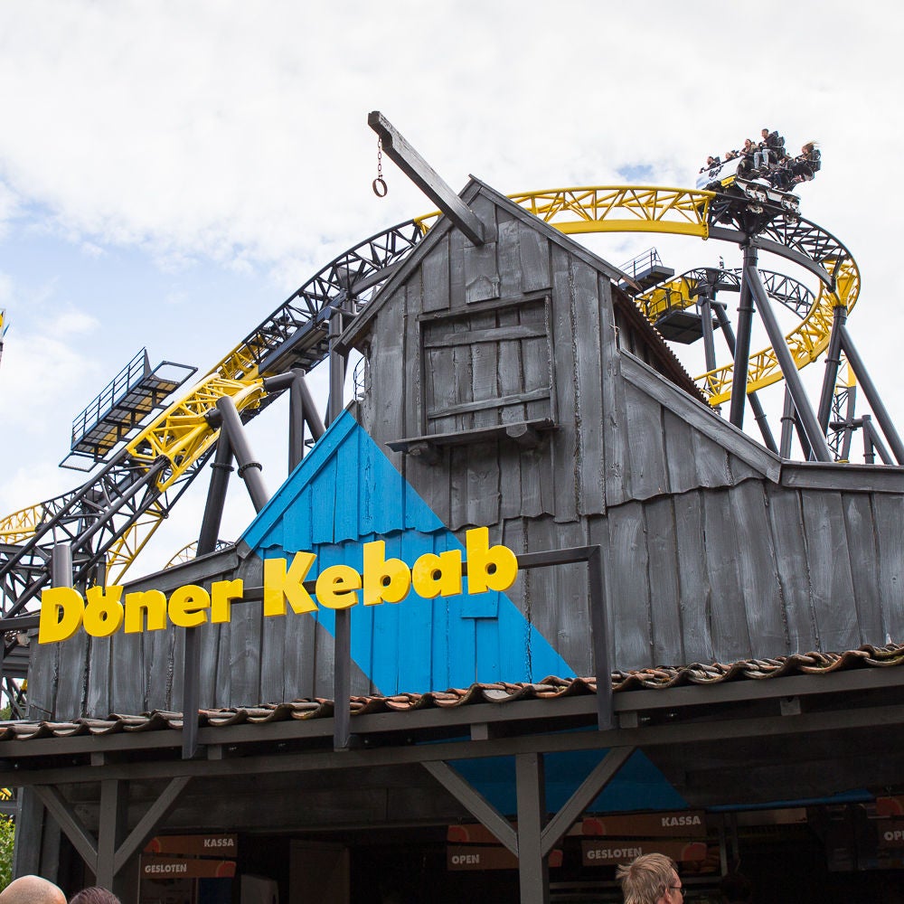 Voorkant van döner kebab in walibi holland met lost gravity op de achtergrond