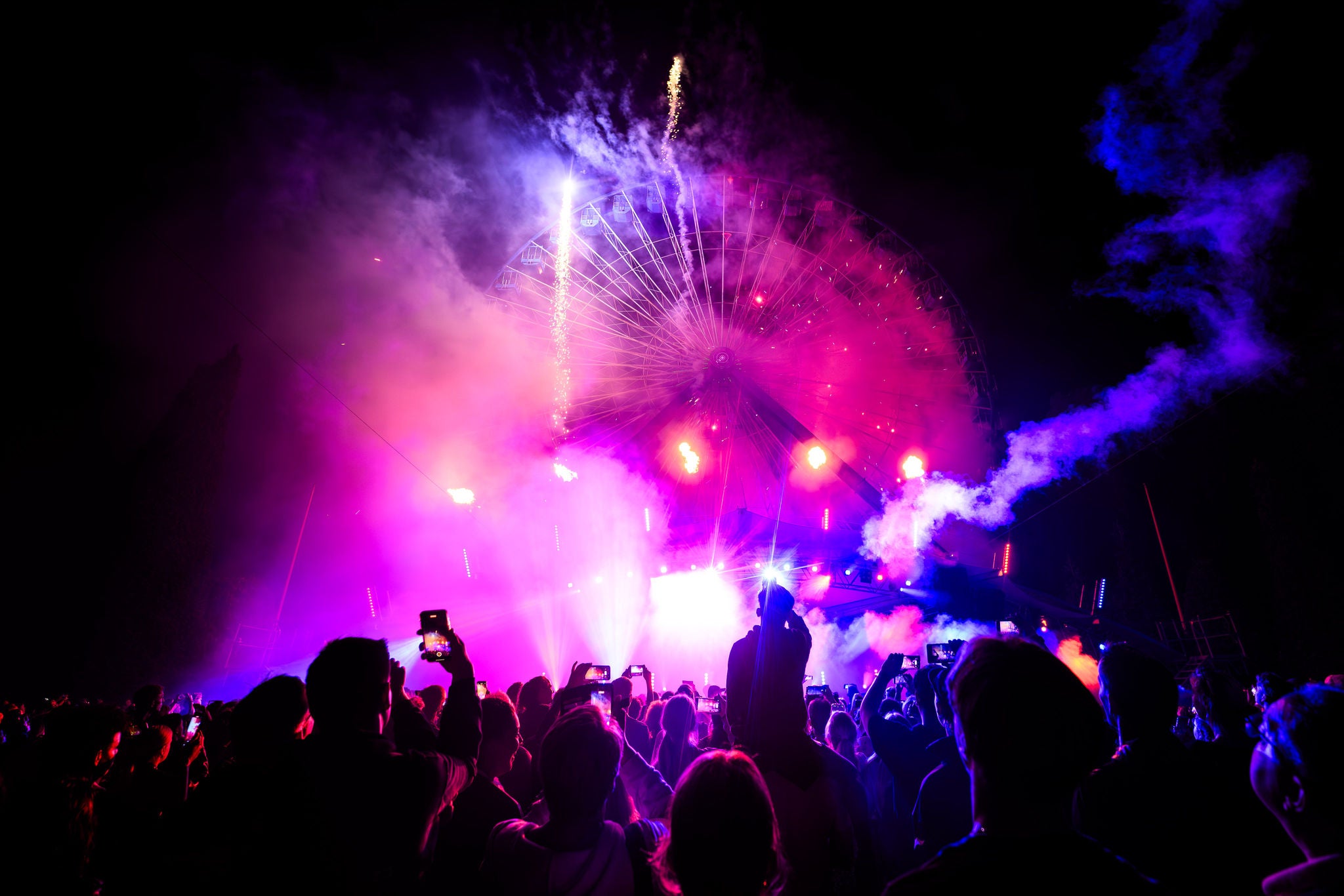 Het grote wiel van Walibi Holland is verlicht voor een bezoek 