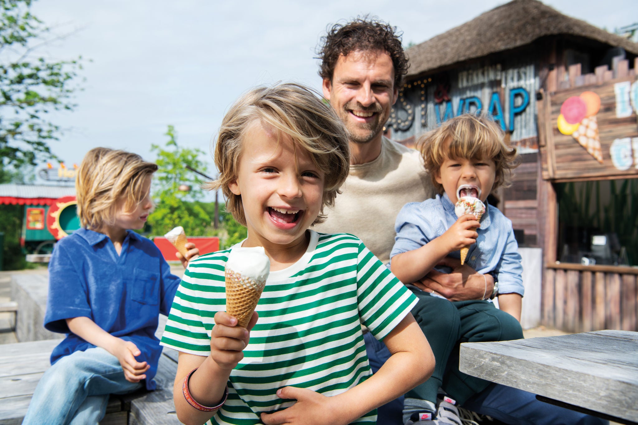 een kind eet een wrap bij walibi holland 