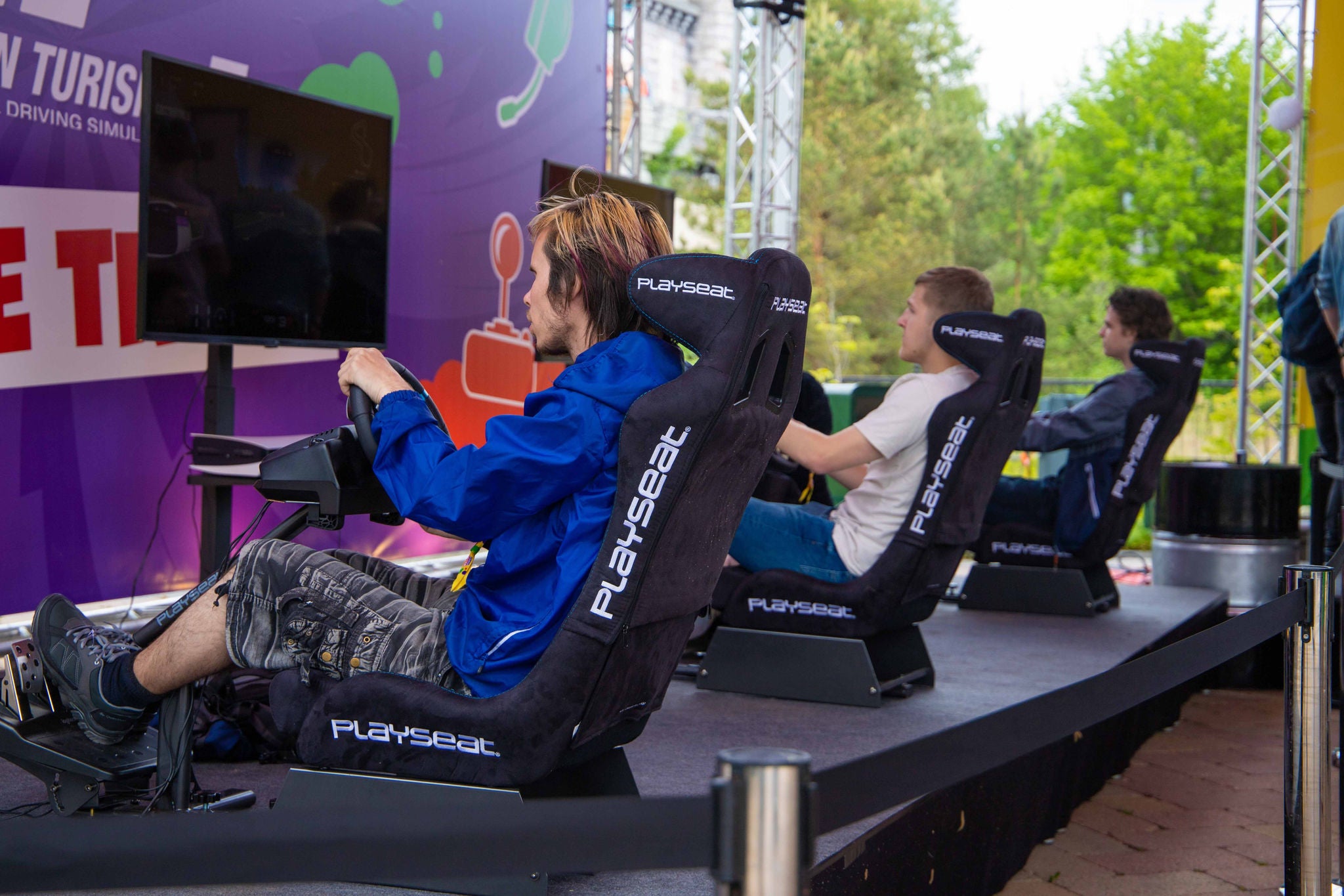 Racen in een echte race sim tijdens Walibi Play.